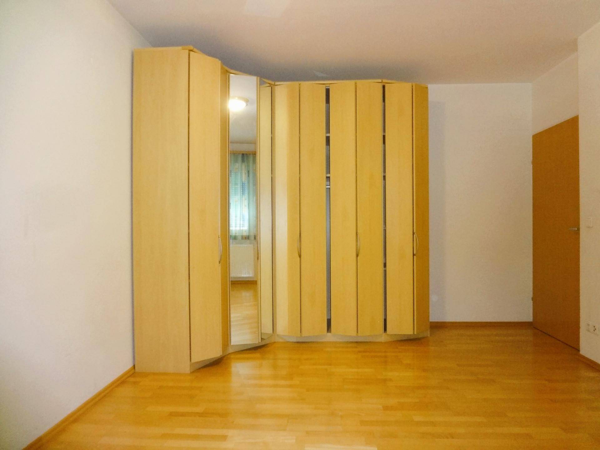 geräumiges Schlafzimmer