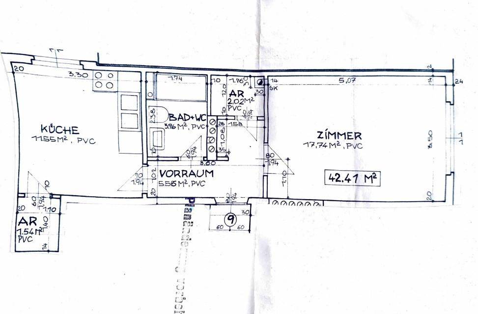 Handgezeichneter Grundriss der Wohnung mit Küche, Bad und einem Zimmer, inklusive Flächenangaben.