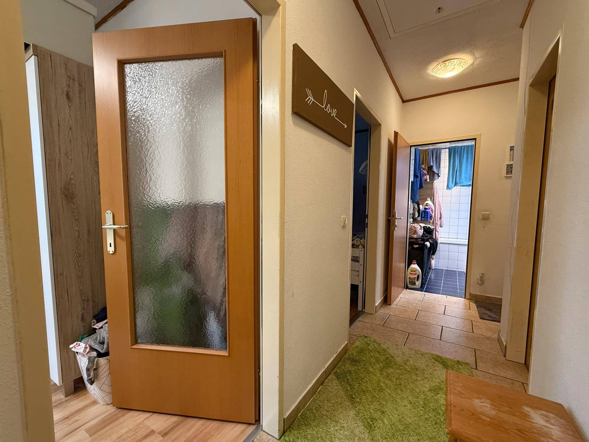 Gang zu Schlafzimmer, Abstellraum, Bad