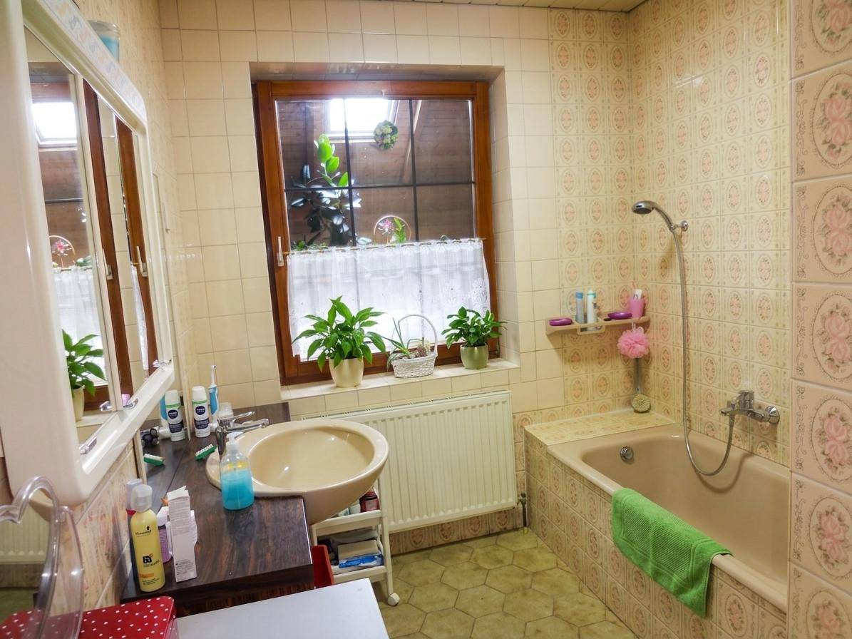 Badezimmer ( aufgeräumt und heller mit KI Unterstützung)