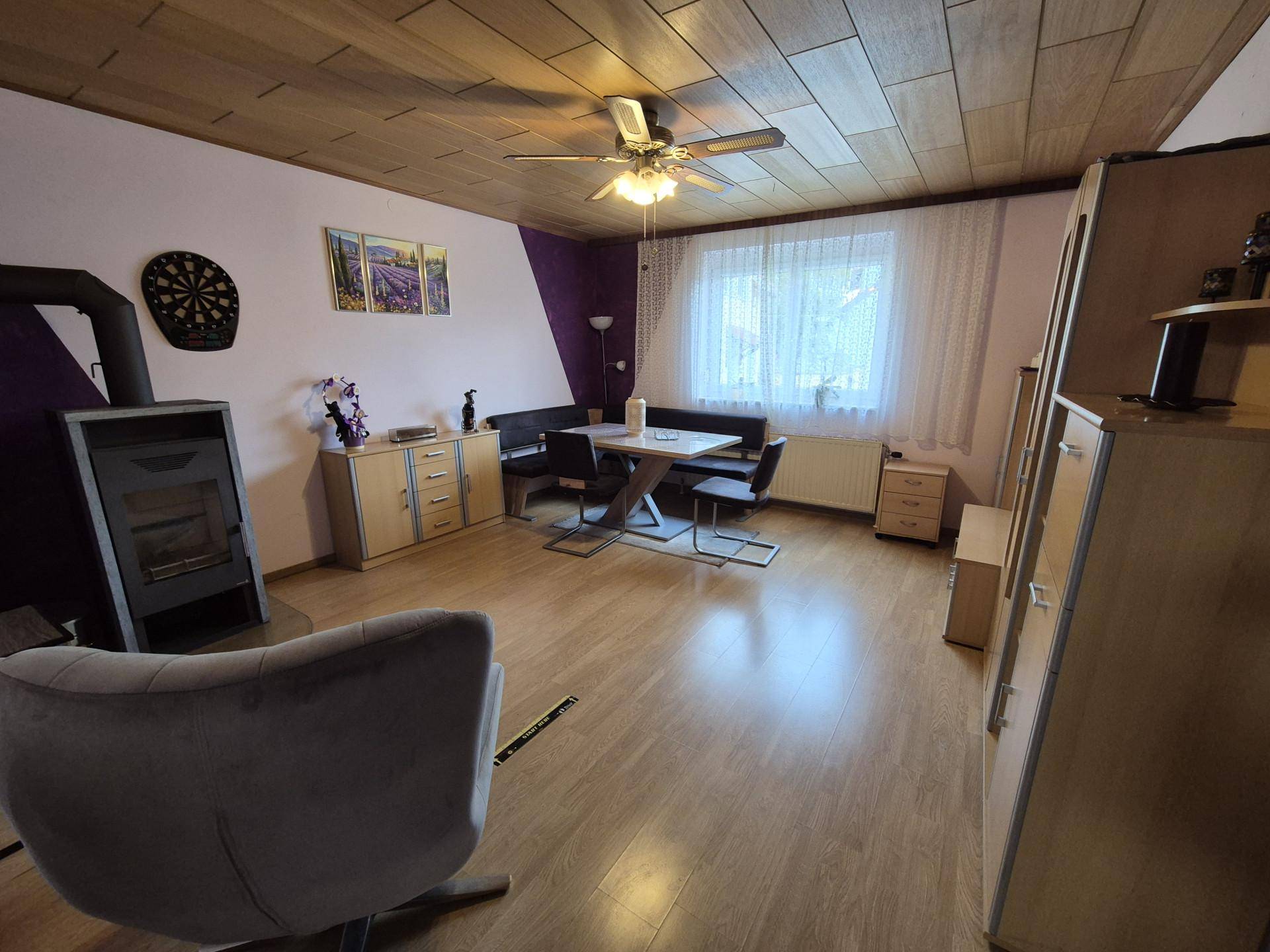 Wohnzimmer mit Kamin