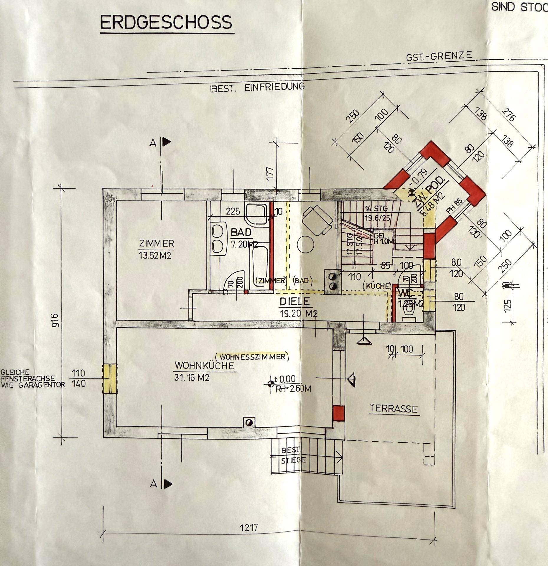 Grundriss des Erdgeschosses mit offener Wohnküche, Zimmer, Bad und Terrasse.