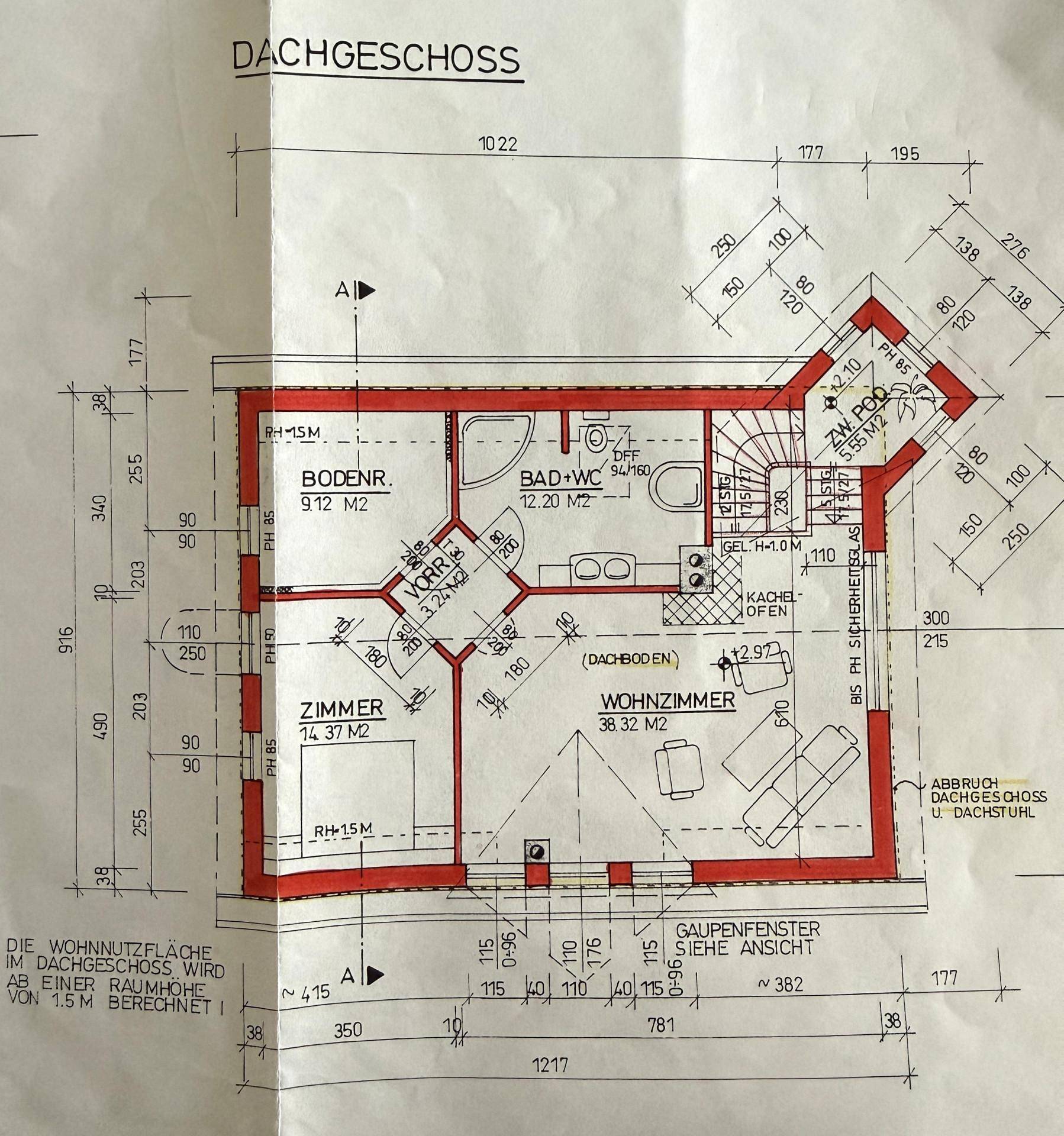 Grundriss des Dachgeschosses mit Wohnzimmer, Schlafzimmer, Bad und Kachelofen.