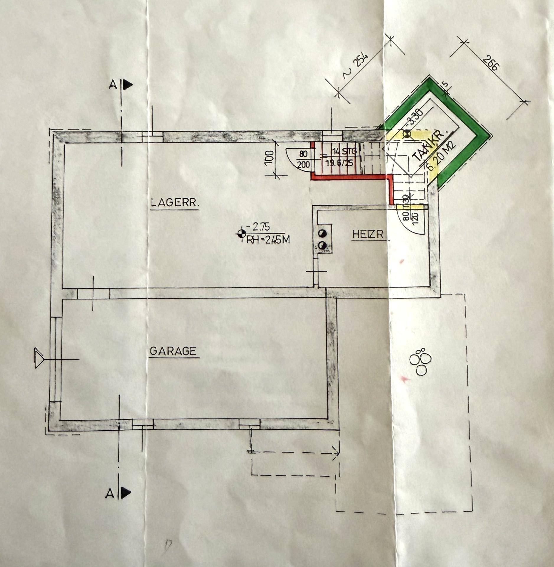 Grundriss des Untergeschosses mit Garage, Lagerraum und Technikbereich.