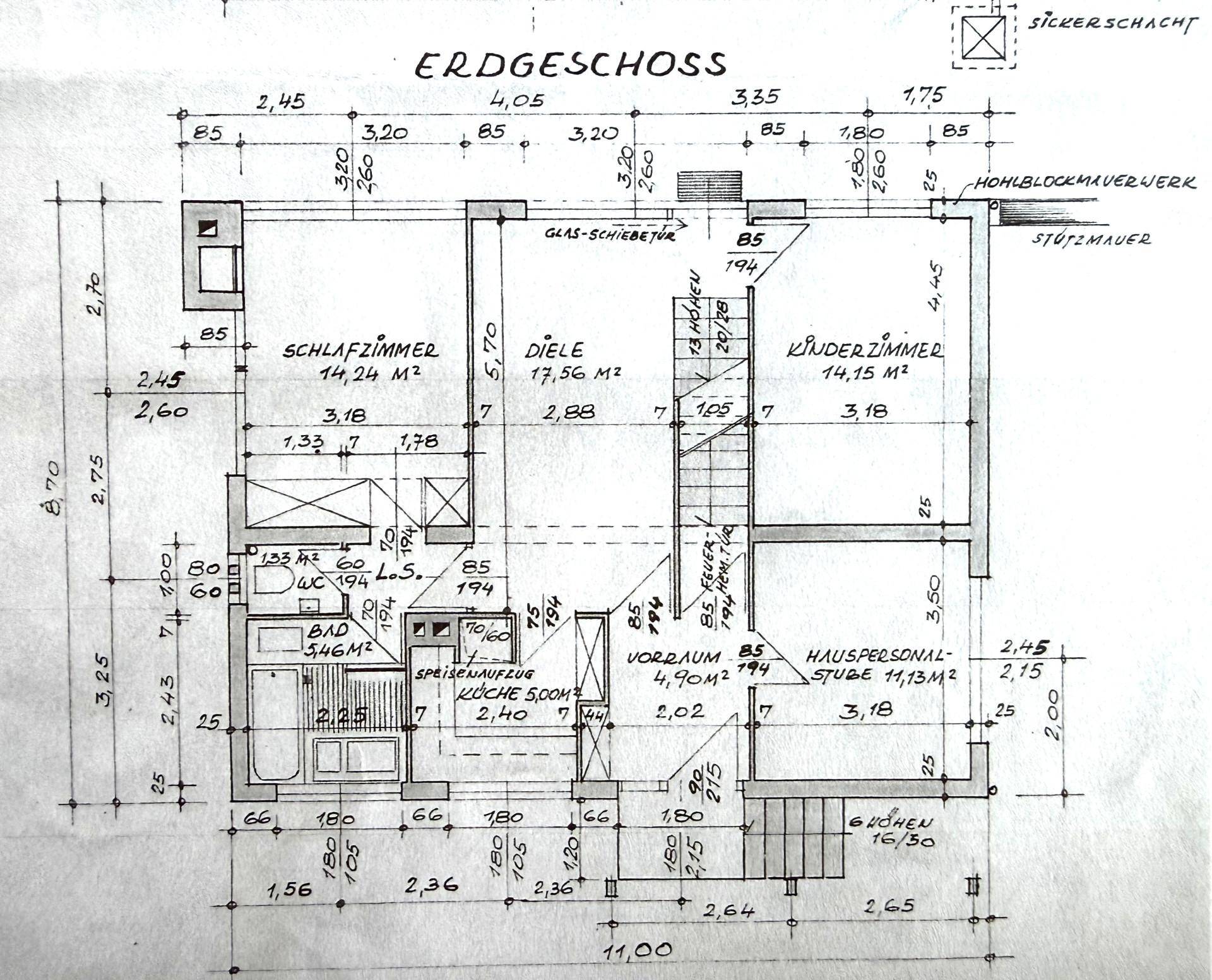 Grundriss des Erdgeschosses mit Schlafzimmer, Kinderzimmer, Bad und Küche.