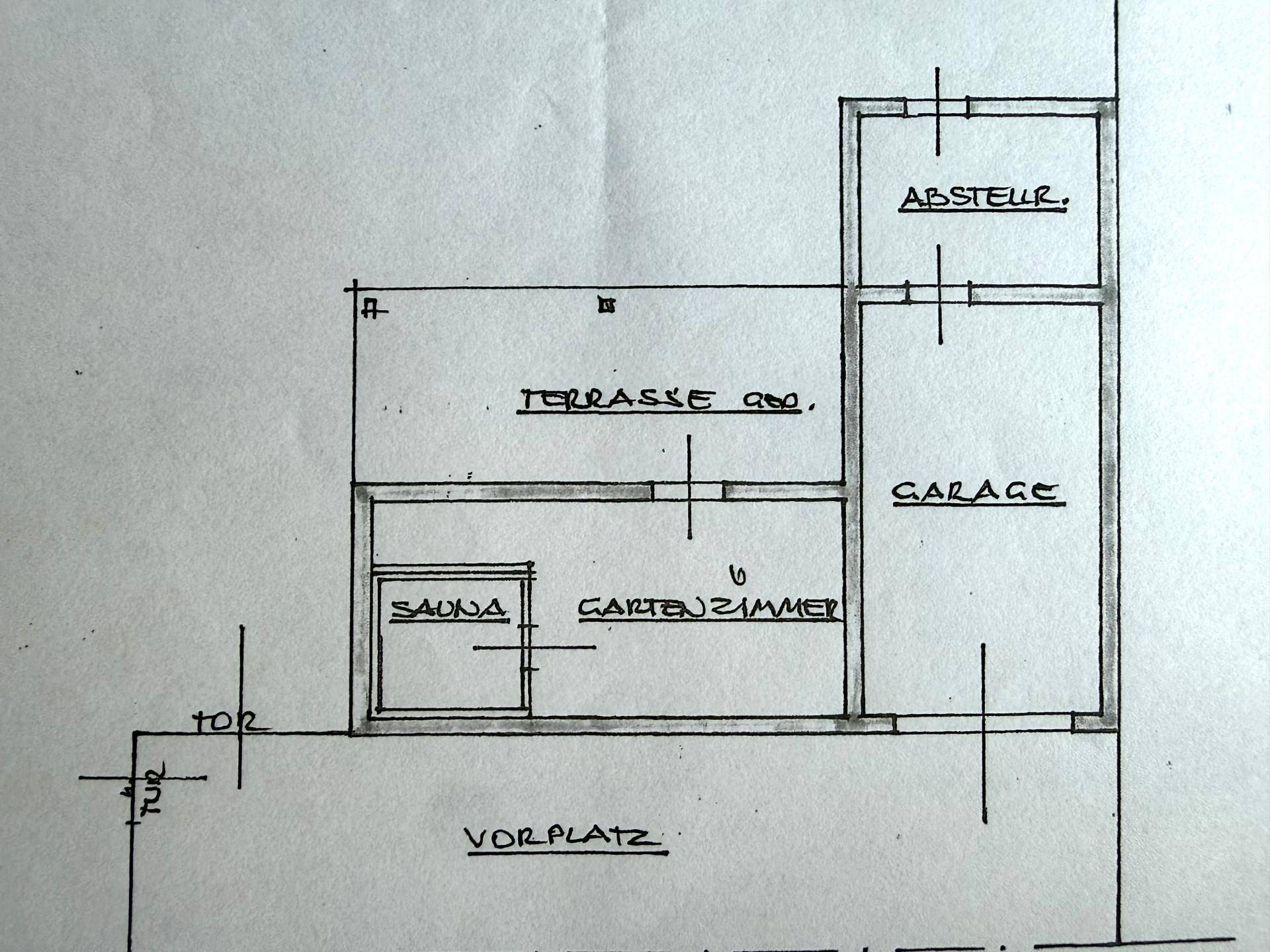 Grundriss mit Sauna, Terrasse, Garten-Zimmer und Garage im Erdgeschossbereich.