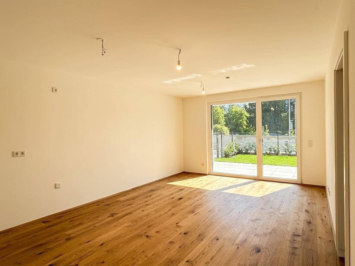Heller Wohnraum mit Eichenparkett und direktem Zugang zum Garten.