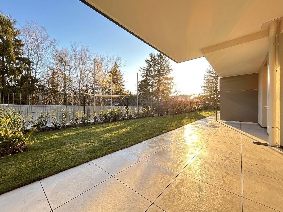 Geräumige Terrasse mit Blick ins Grüne und viel Sonnenlicht.