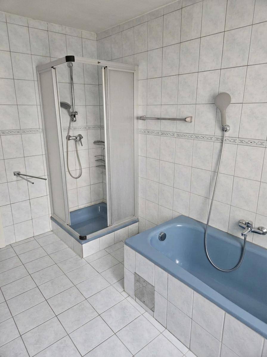 Badezimmer ( aufgeräumt mit KI Unterstützung)