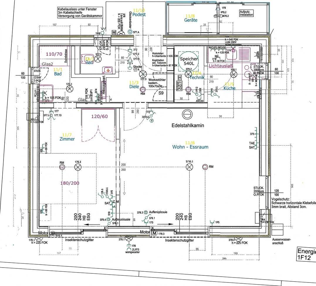 Detaillierter Grundriss des Hauses mit Raumaufteilung und Maßen.