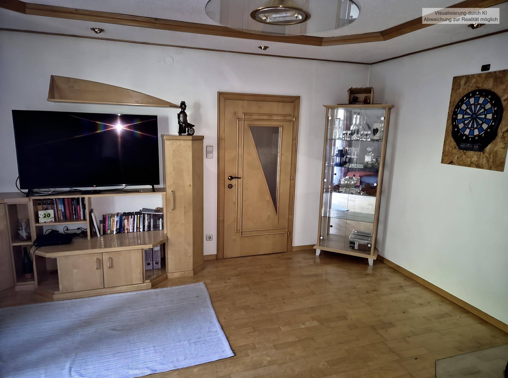 Wohnzimmer mit Holzboden, TV-Möbeln und einer Vitrine, die den Raum gemütlich macht.
