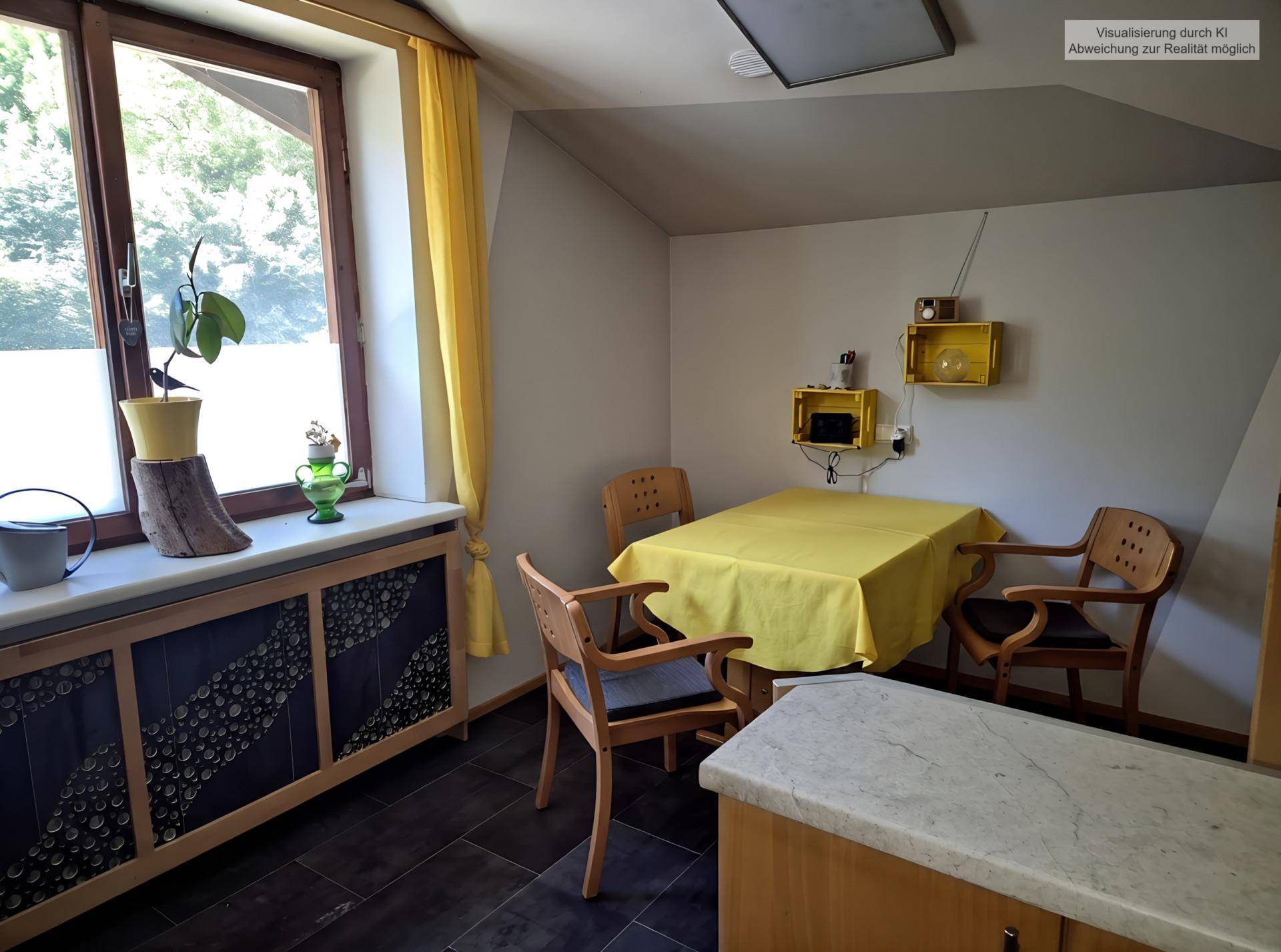 Gemütlicher Essbereich mit Holztisch, gelber Tischdecke und Blick ins Grüne durch das Fenster.