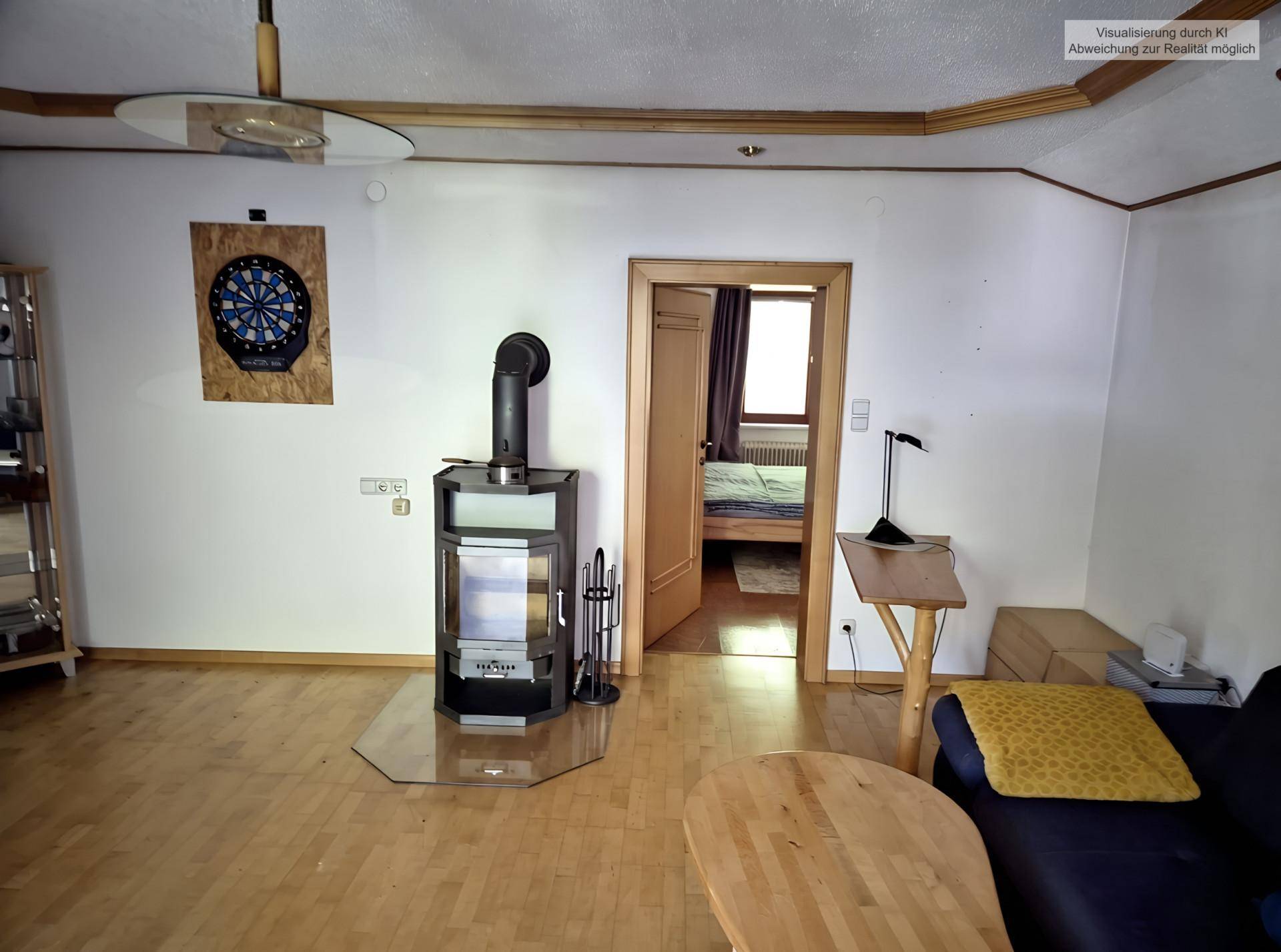 Wohnzimmer mit Holzboden, modernem Kaminofen und Zugang zu einem Schlafzimmer.