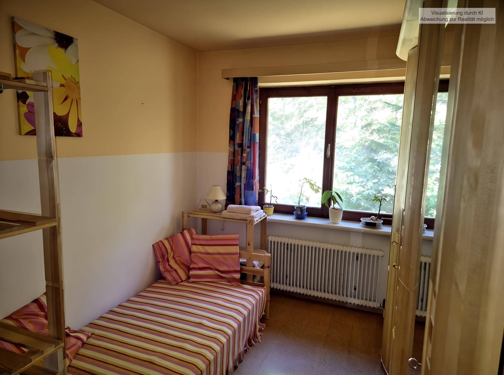 Helles Schlafzimmer mit Einzelbett, Holzmöbeln und Fenster mit Blick auf Bäume.