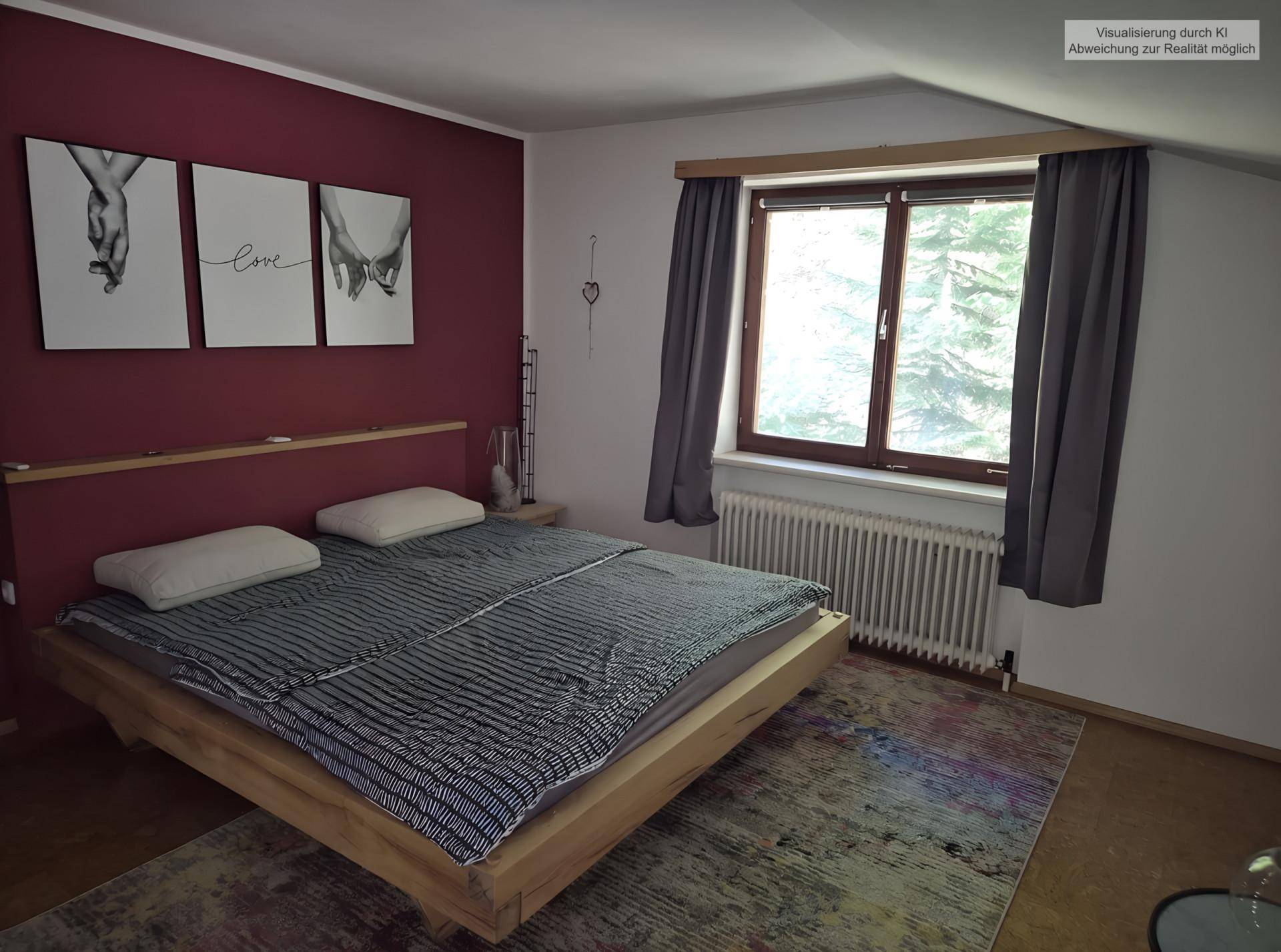 Schlafzimmer mit Doppelbett, roter Akzentwand und Fenster mit Blick ins Grüne.
