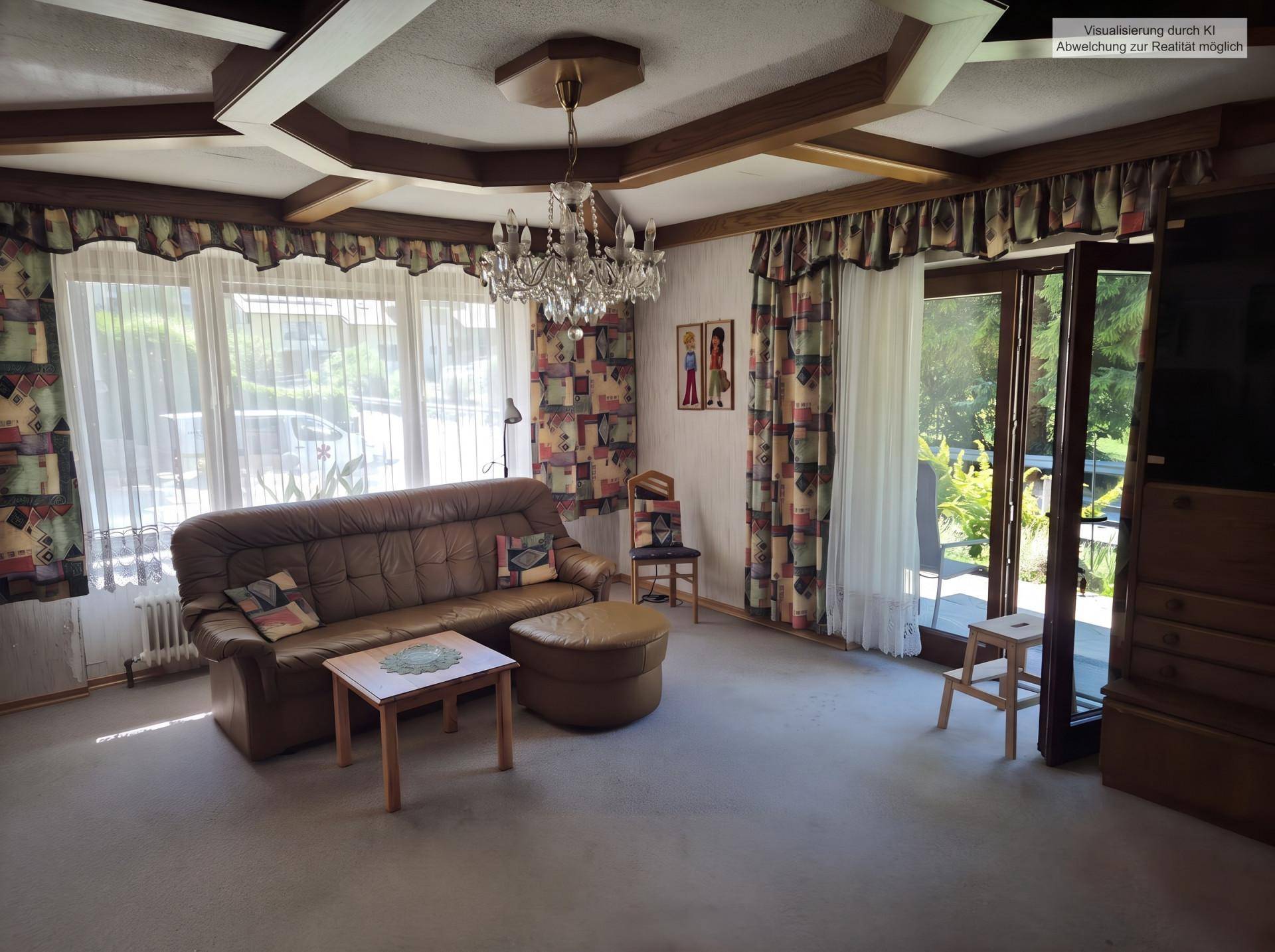 Geräumiges Wohnzimmer mit Ledersofa, Teppichboden und Zugang zur Terrasse.