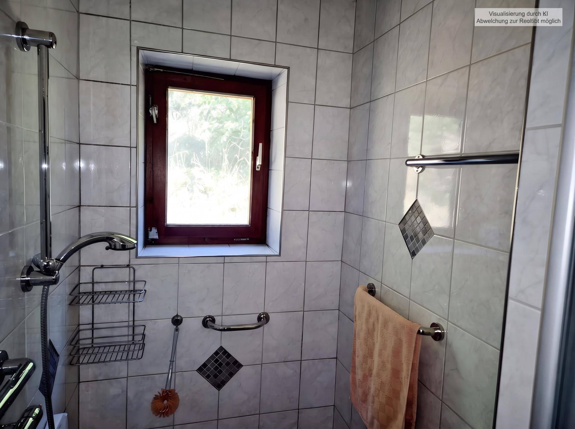 Badezimmer mit Dusche, weißen Fliesen und Fenster, das für Helligkeit sorgt.