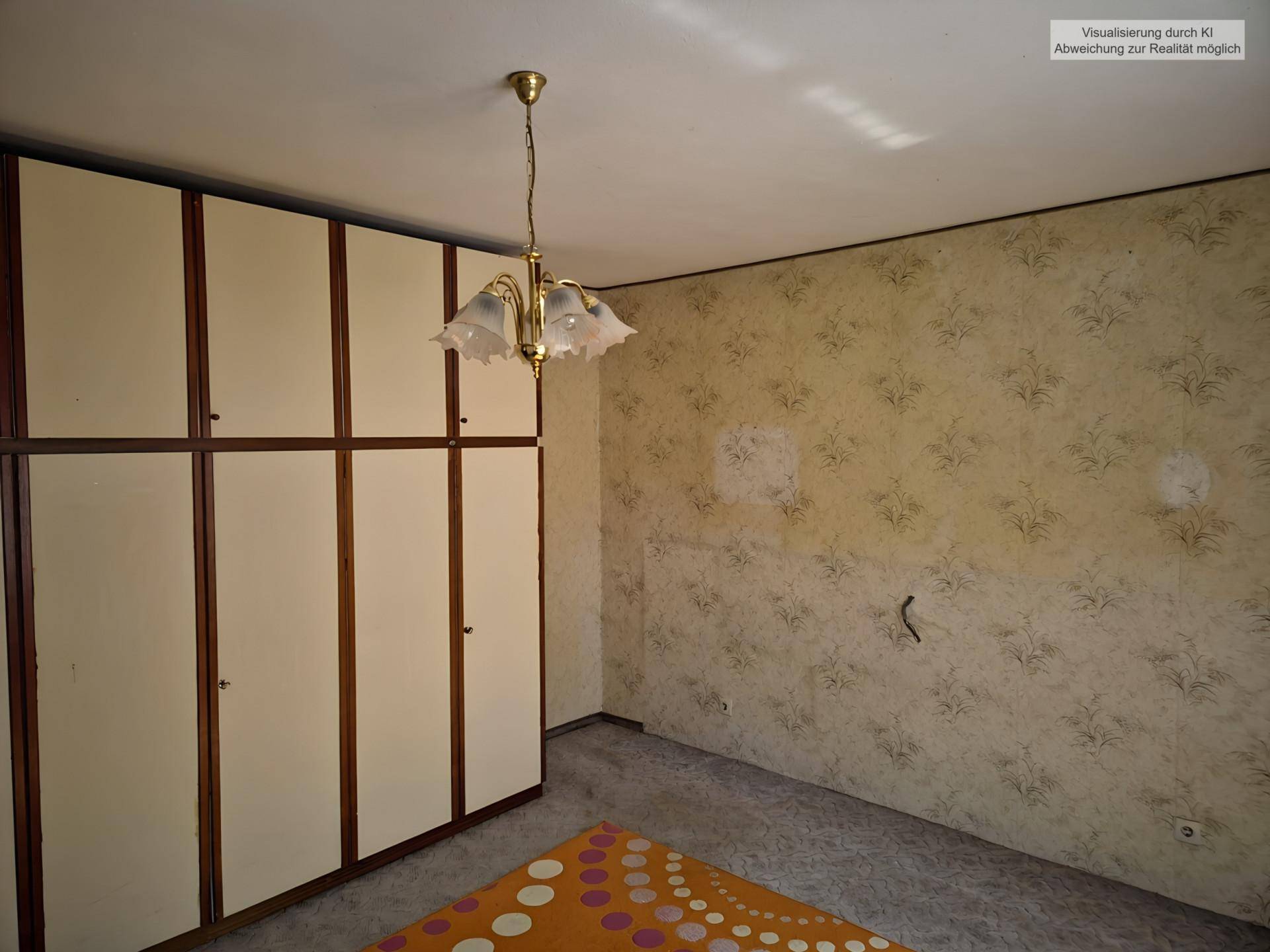 Schlafzimmer mit Einbauschränken, gemusterter Tapete und Teppichboden.
