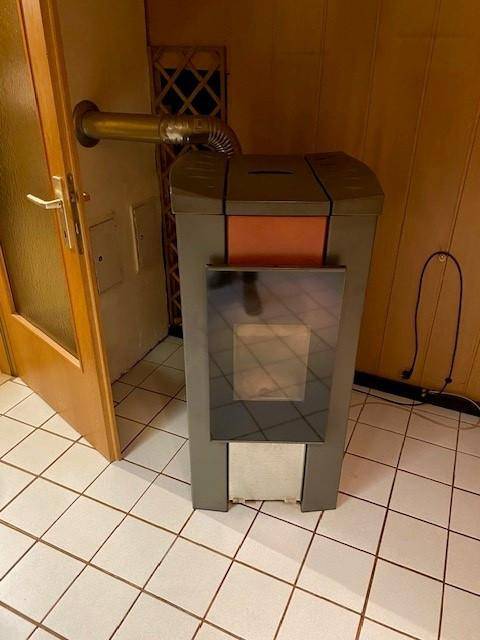 Pelletsofen im Keller angeschlossen an das Heizsystem