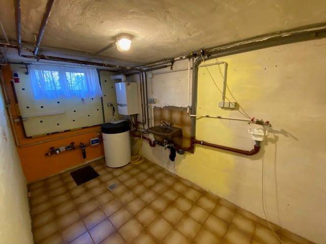 Kellerraum 1 mit Gastherme und Warmwasser