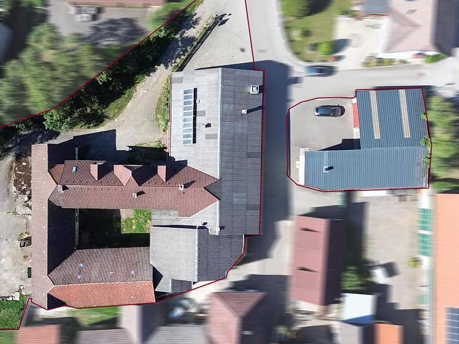Katasterähnliche Luftaufnahme des Anwesens mit mehreren Gebäuden und Grundstücksgrenzen.