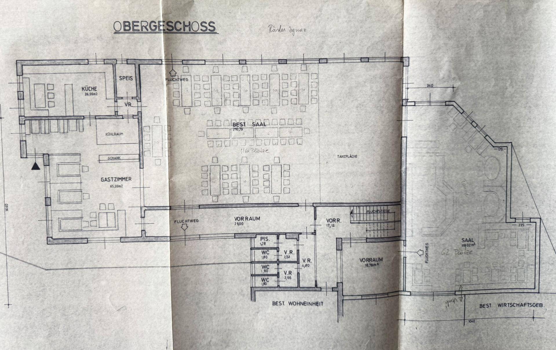 Grundriss des Obergeschosses mit Restaurantbereich, Küche und Sanitäranlagen, ideal für Gastronomie.
