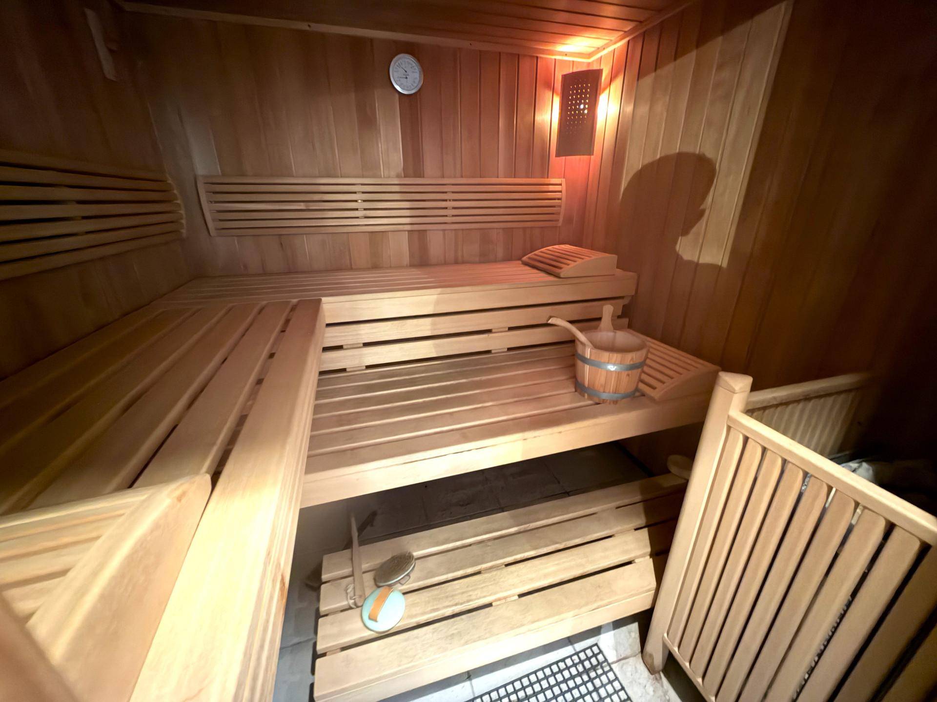Gemütliche Holzsauna mit mehreren Bänken für Entspannung und Wellness.