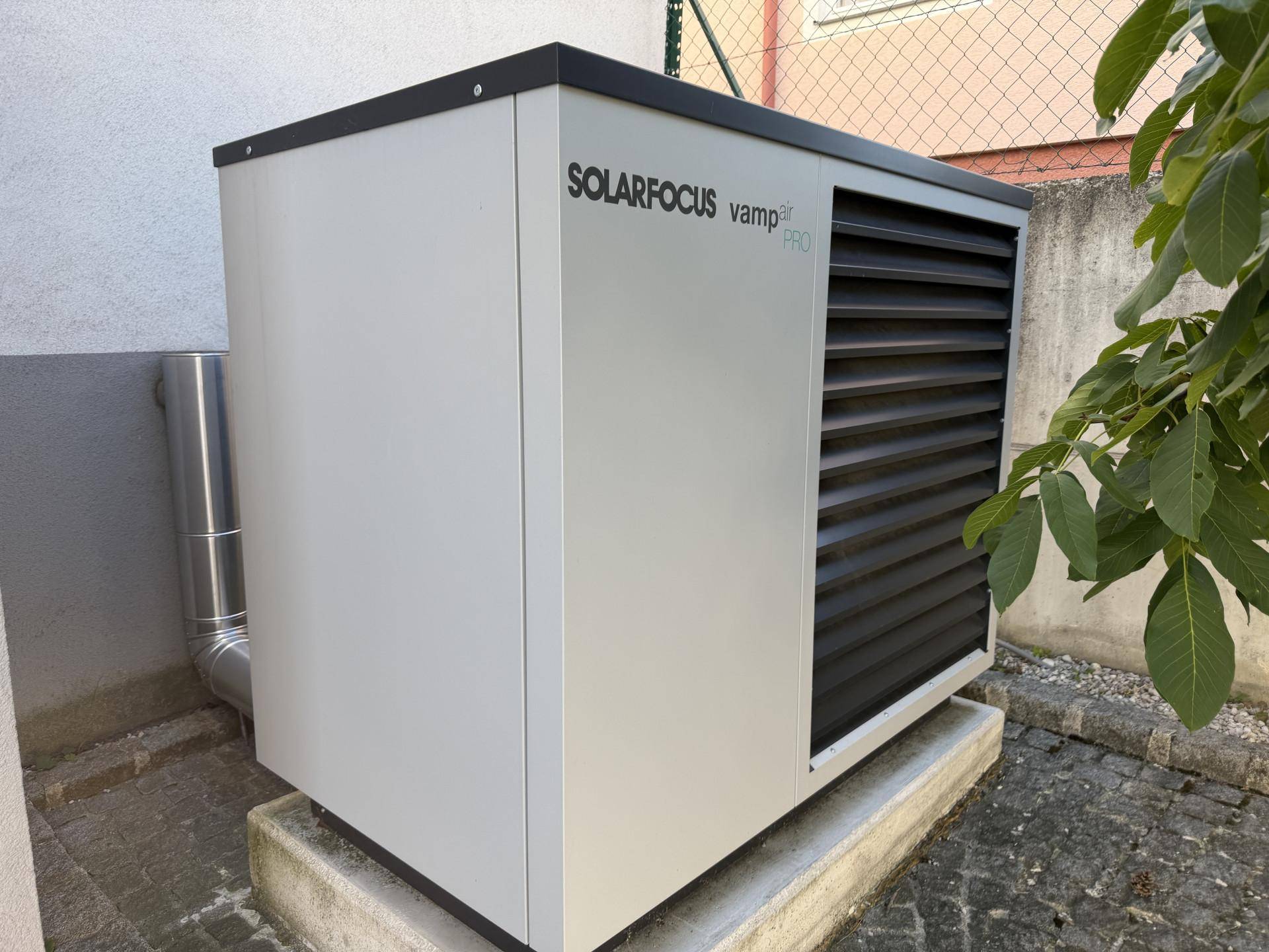 Externe Wärmepumpe oder Heizungsanlage der Marke Solarfocus neben dem Gebäude, modern und effizient.