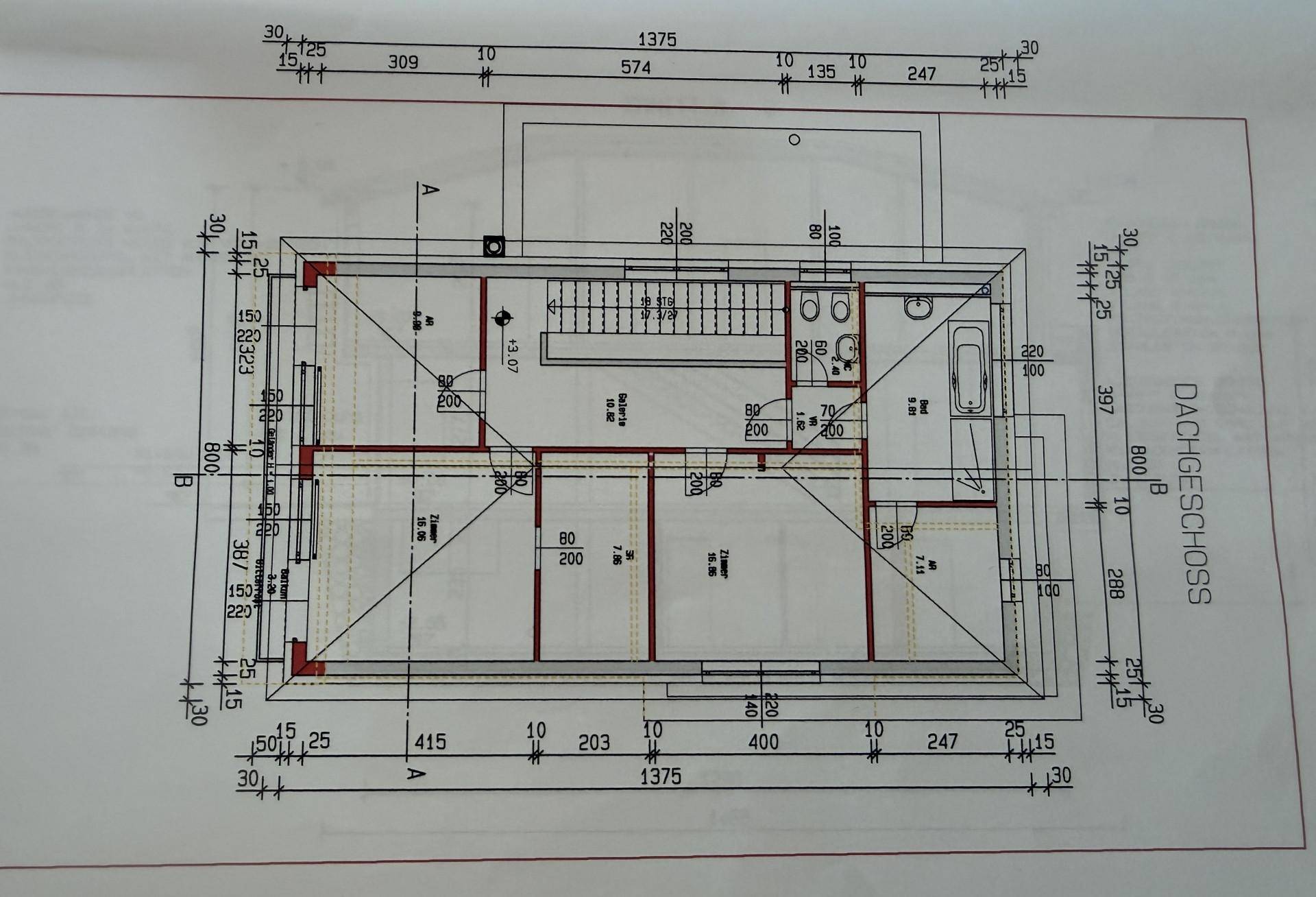 Grundriss des Dachgeschosses mit Schlafzimmern, Bad und Dachschrägen, bietet gemütliche Wohnbereiche.