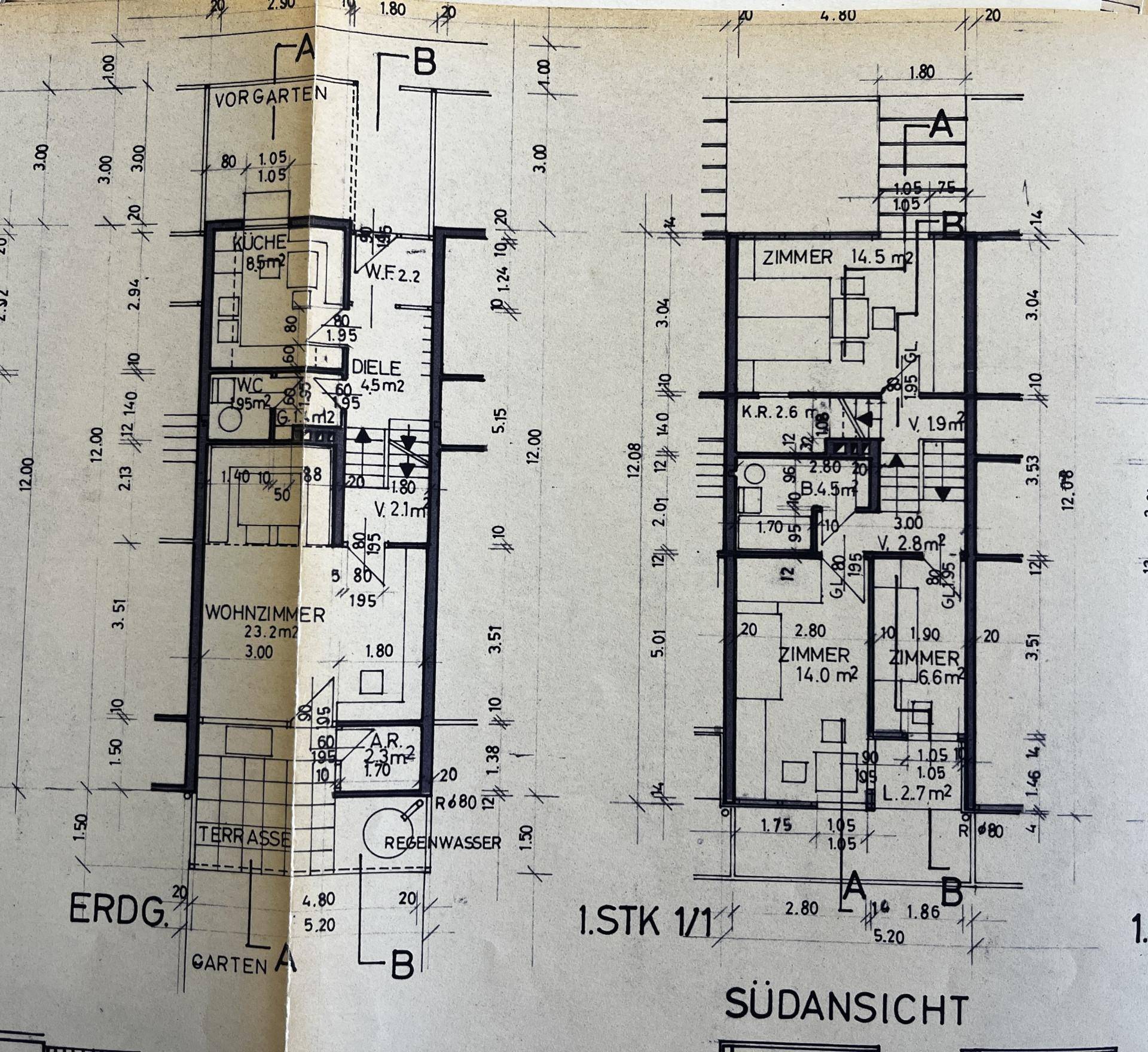 Grundriss des Erdgeschosses und ersten Obergeschosses mit Wohnzimmer, Küche und Schlafzimmern.