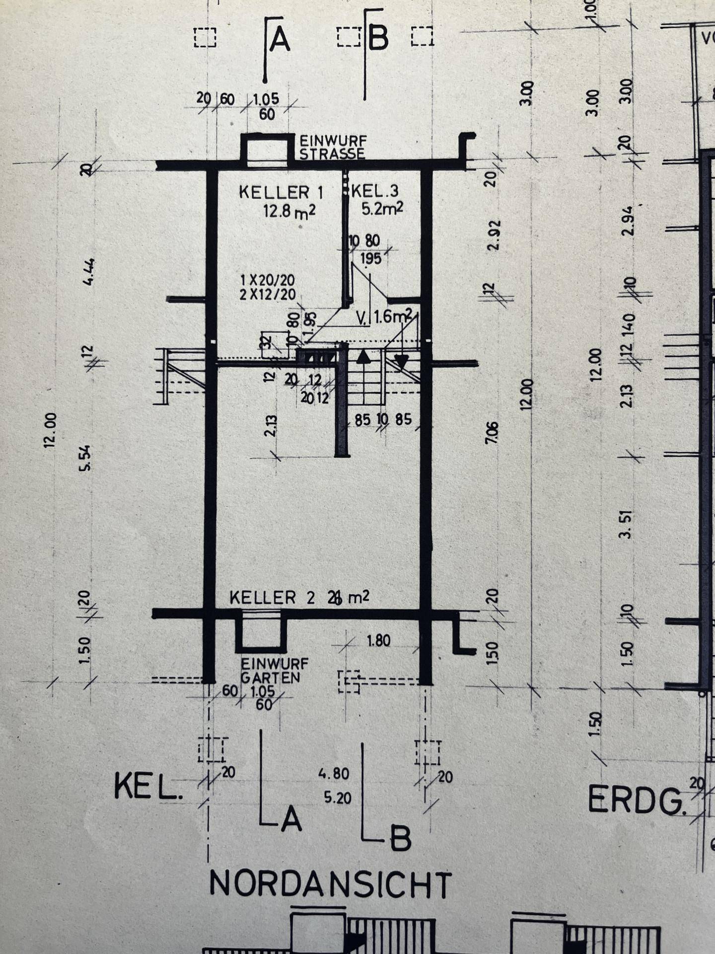 Grundriss des Kellergeschosses mit Abstellräumen und Zugang zum Garten.