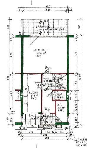 Grundriss des Erdgeschosses mit Küche, Zimmer, WC und Zugang zur Terrasse.