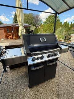 Großer Gasgrill auf der Terrasse, bereit für sommerliche Grillabende im Garten.