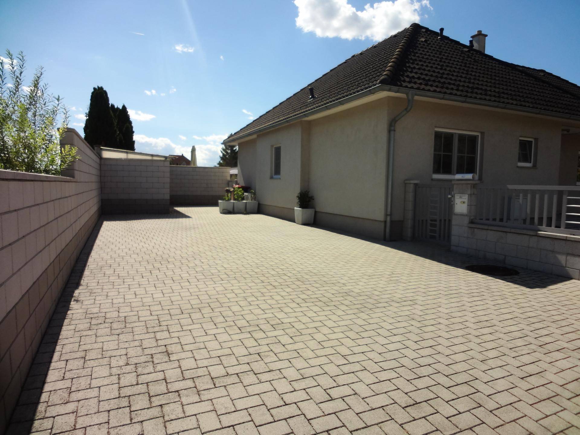 Geräumige gepflasterte Einfahrt mit ausreichend Parkmöglichkeiten vor dem Haus.