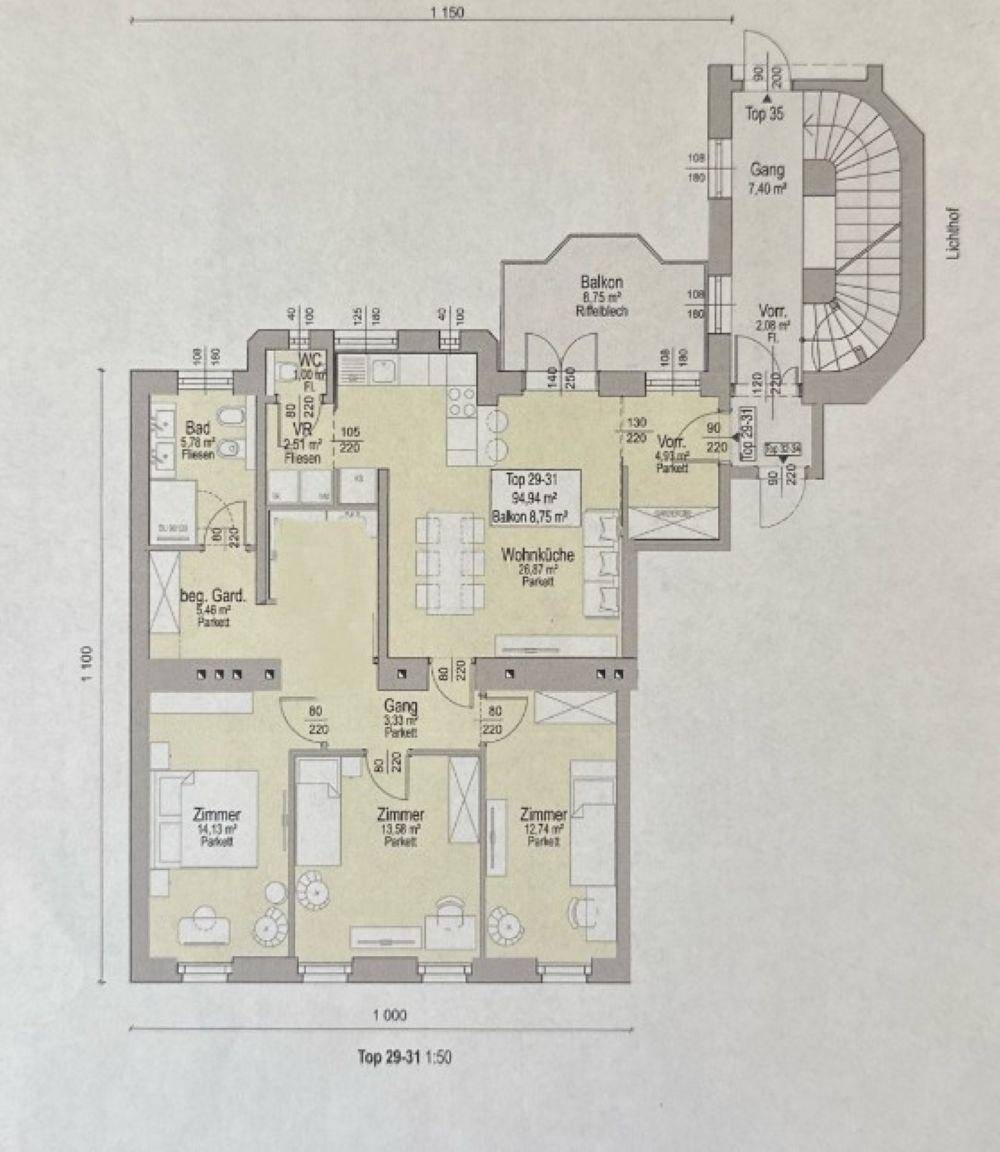 Grundrissplan einer Wohnung mit mehreren Zimmern, einer Wohnküche und einem Balkon.