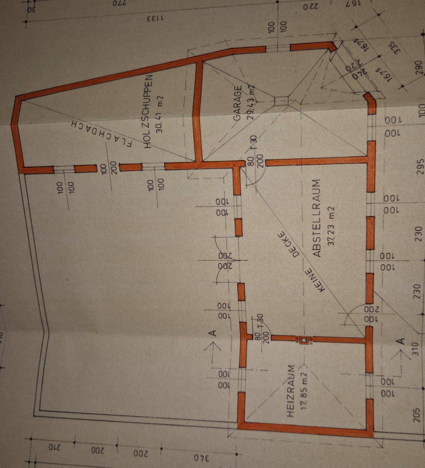 Grundriss des Untergeschosses mit Garage, Abstellraum und Heizraum.