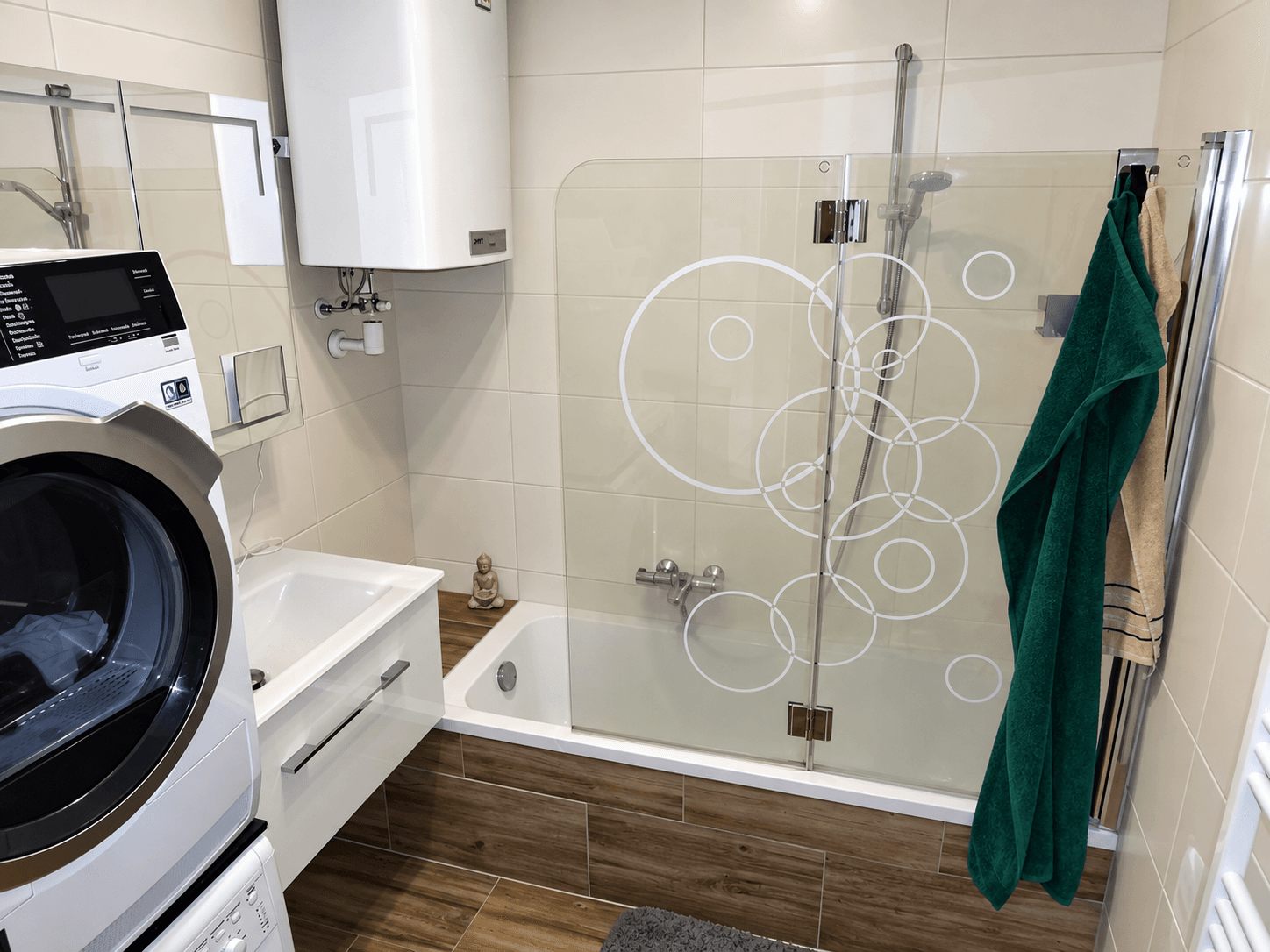 Bad mit Wanne und Waschmaschinenanschluss