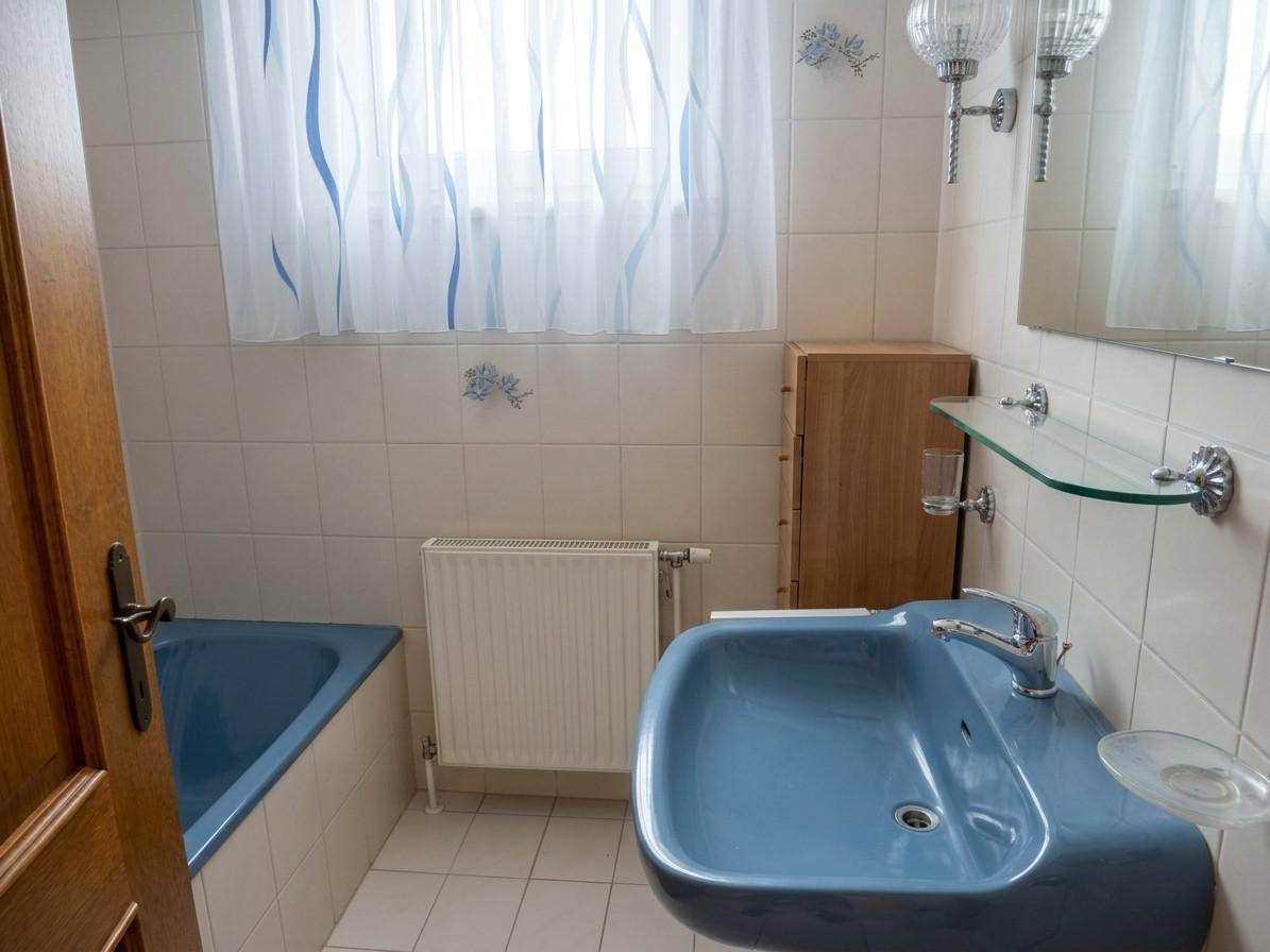 Badezimmer ( aufgeräumt mit KI Unterstützung)