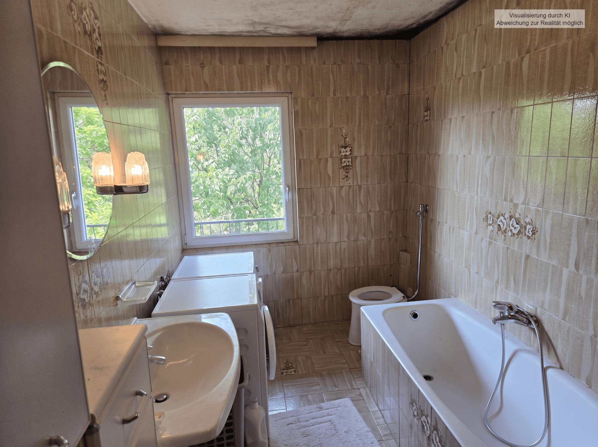 Gefliestes Badezimmer mit Badewanne, Waschbecken, Toilette und Fenster mit Grünblick.