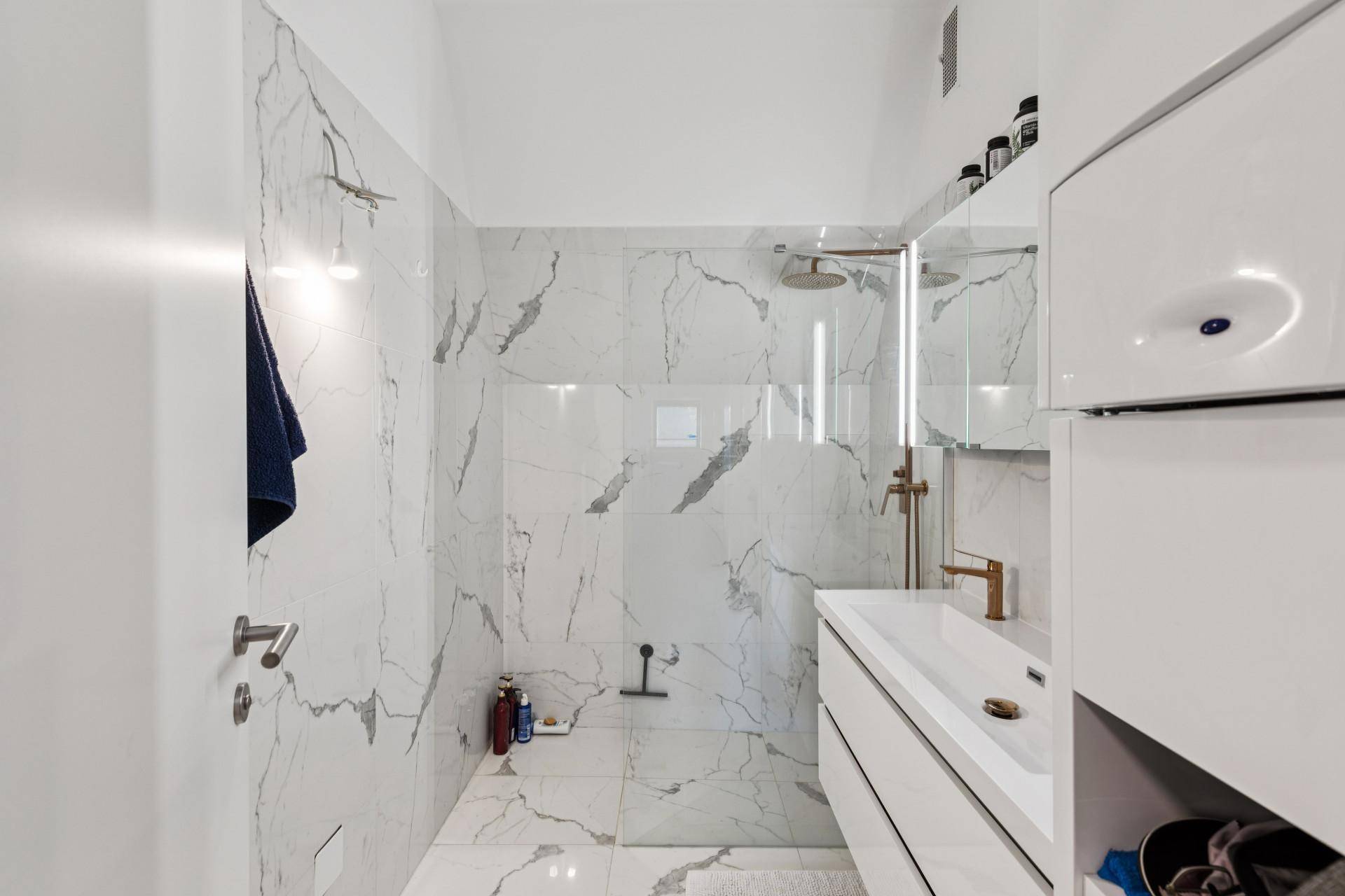 Badewanne mit Dusche