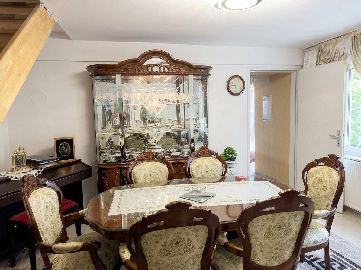 Traditioneller Essbereich mit eleganten Holzmöbeln, Vitrine und ovalem Esstisch.