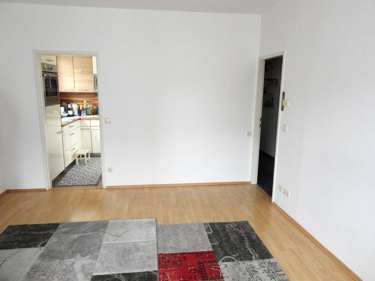 Wohnzimmer - Möbel mit KI entfernt