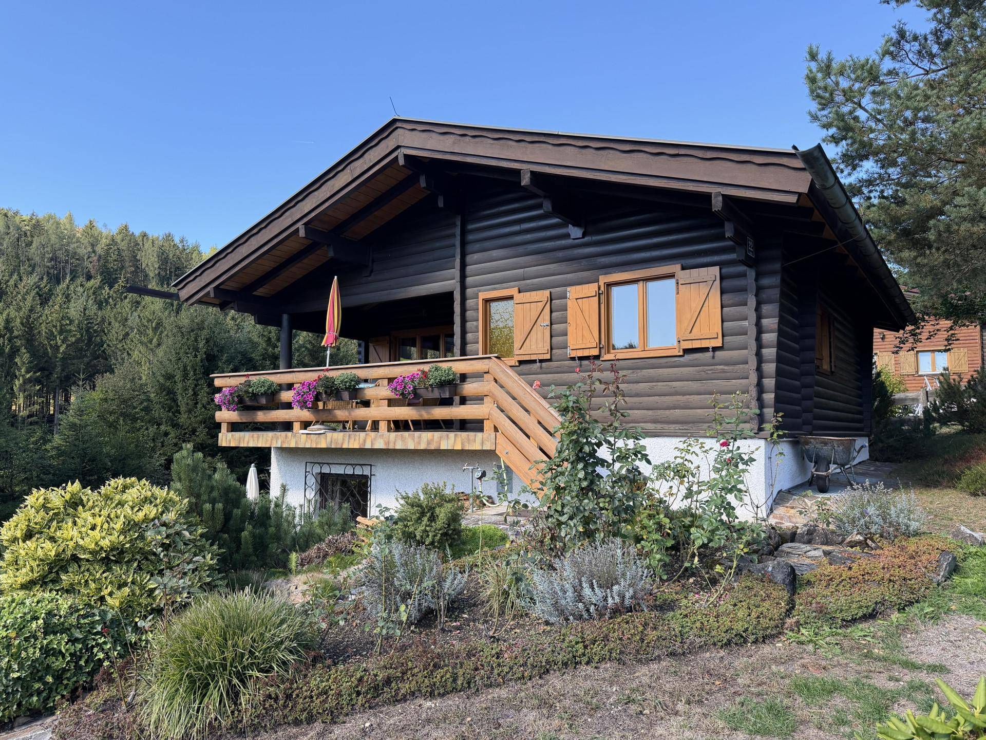 Charmantes Holzchalet mit Balkon und gepflegtem Garten in sonniger Lage.