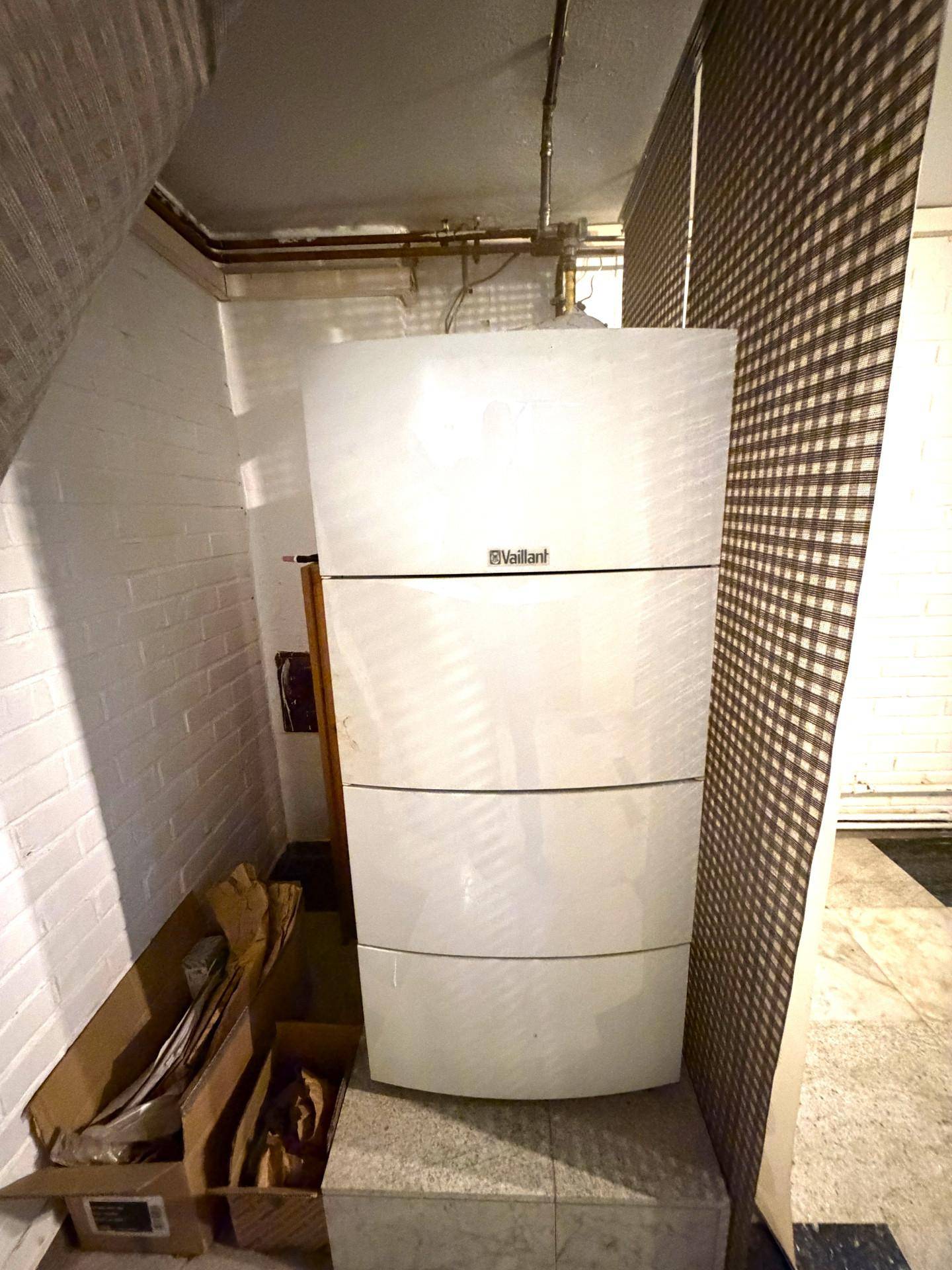 Hauswirtschaftsraum im Keller mit einem modernen Vaillant Warmwasserspeicher und Heizungsanlage.