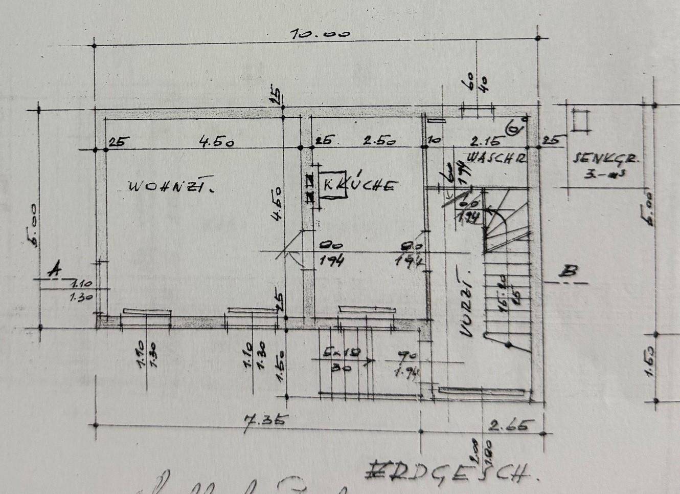 Handgezeichneter Grundriss des Erdgeschosses mit Wohnzimmer, Küche und Treppenaufgang.