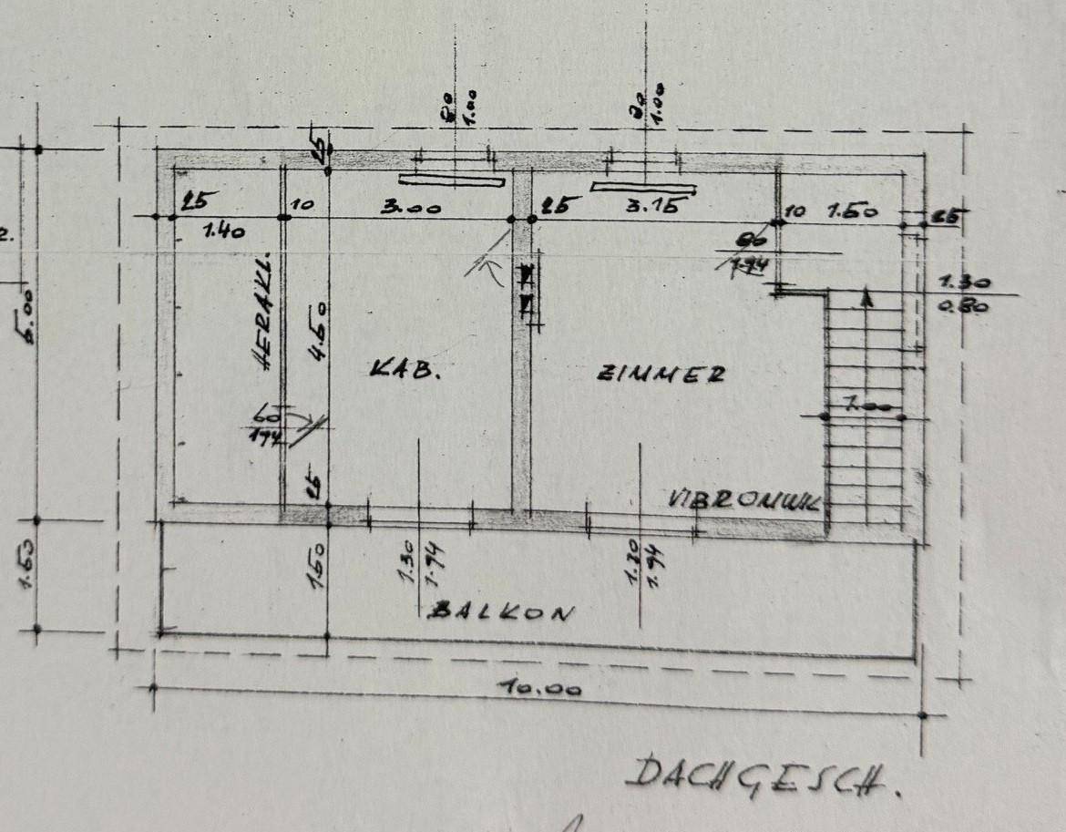 Handgezeichneter Grundriss des Dachgeschosses mit Zimmern und einem Balkon.