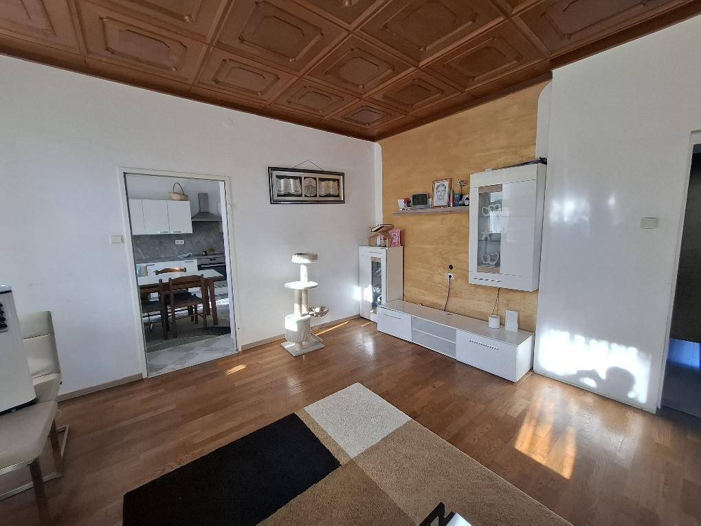Wohnzimmer neben Küche