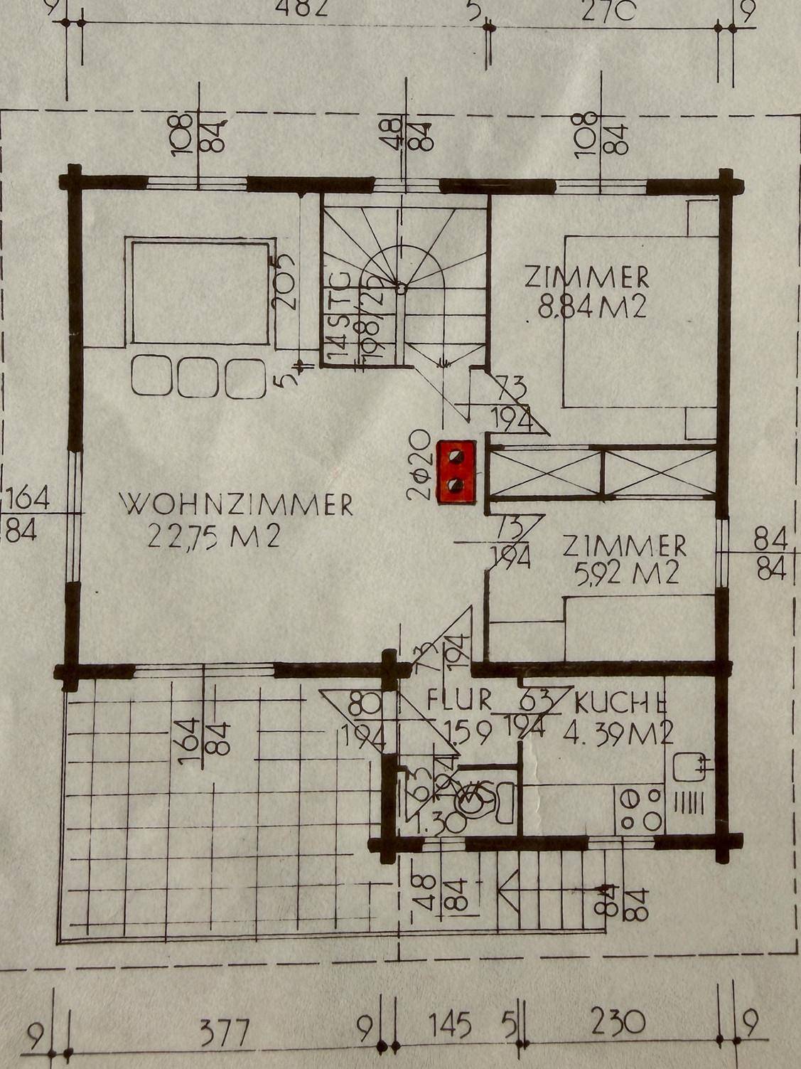 Grundriss des Erdgeschosses mit Wohnzimmer, zwei Zimmern und Küche.