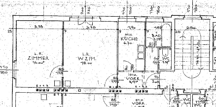 Detaillierter Grundriss einer Etage mit mehreren Räumen und Maßangaben.