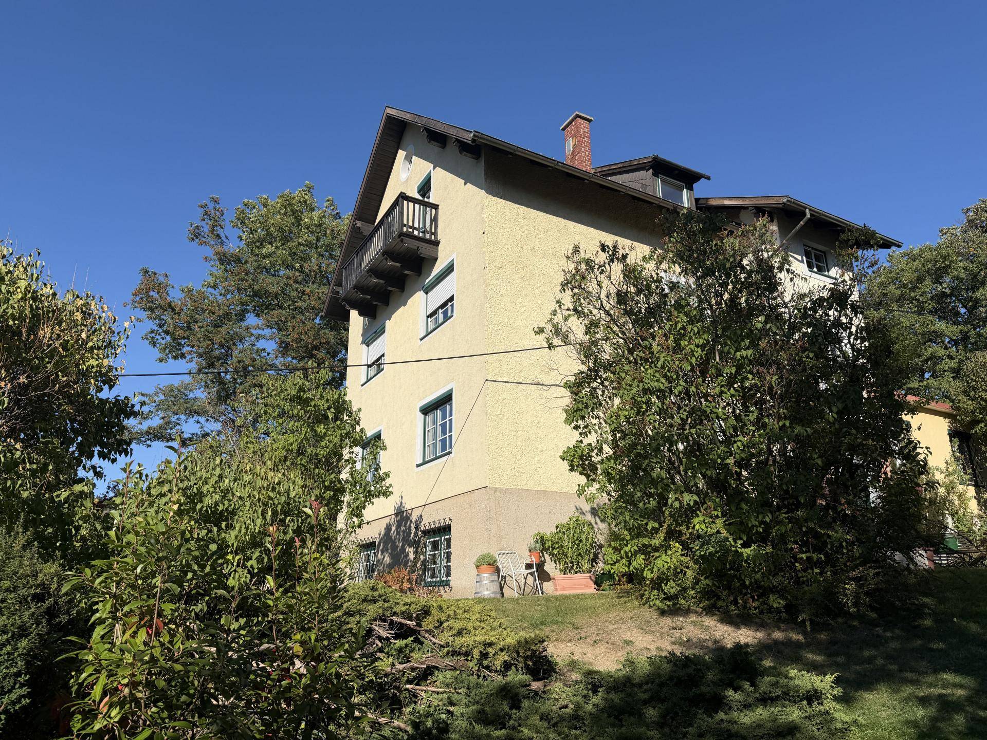 Hausansicht, Wohnung mit Balkon
